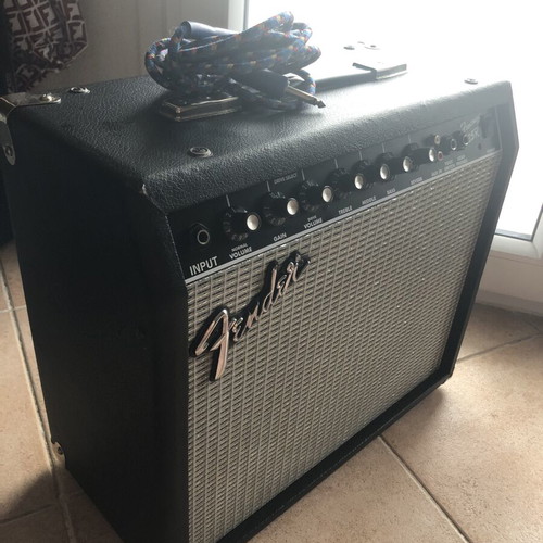 Fender Frontman 25 Reverb amplifier used with fabric cable gift