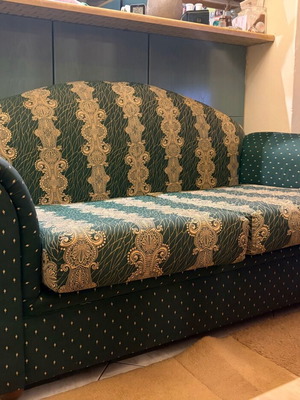 Двуместен диван употребяван класически стил с зелен плат