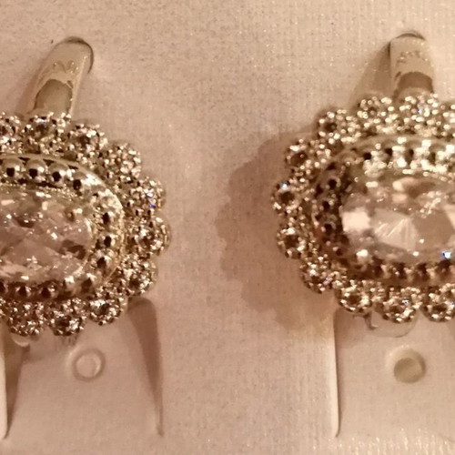 Earrings new with 1.3cm x 1cm motif
