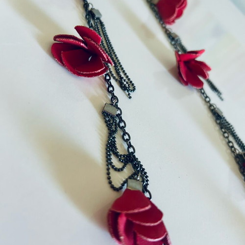 Long necklace with leather burgundy flowers like new