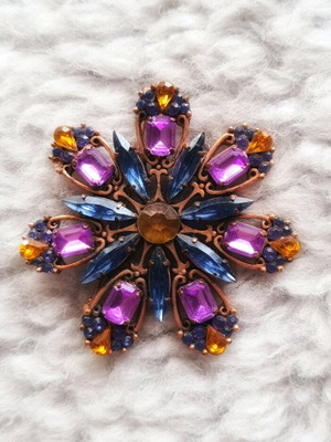 Flower brooch with rhinestones Macy's New York new, multicolored