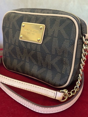 Michael Kors χιαστί τσάντα σαν καινούργιο, καφέ με μπεζ λεπτομέρειες