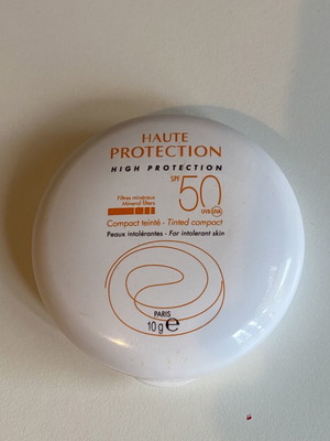 Avène Haute Protection αδιάβροχη αντηλιακή πούδρα προσώπου με χρώμα SPF 50 σε Sable, 10 g