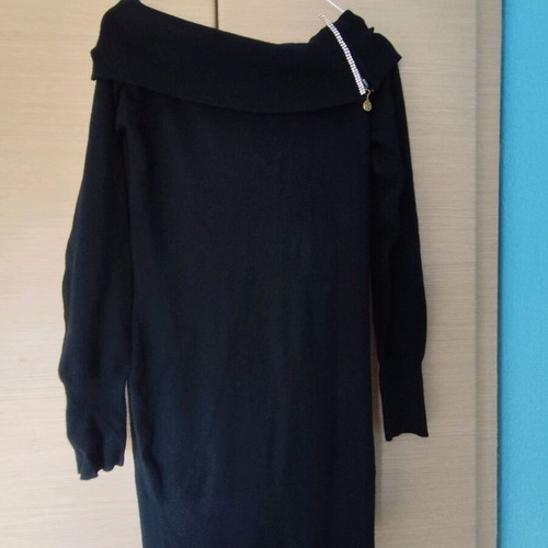 Black knitted dress used with shoulder design, tight fit