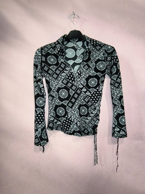 Y2K top with bell sleeves and side ruching like new