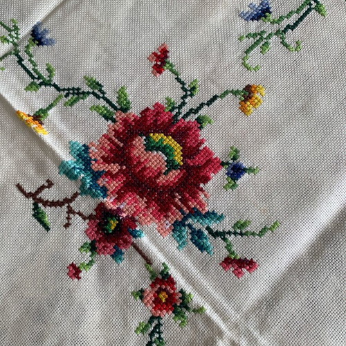 Tablecloth large embroidered vintage new with 4 napkins