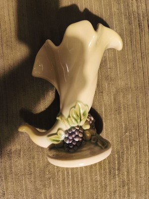 Vintage Hull USA 49 Cornucopia vase like new