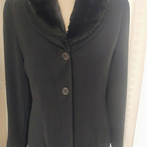 Thin black coat with detachable fur collar like new, size M