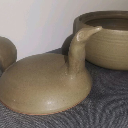 Ceramic decoration used, khaki with bird-shaped lid