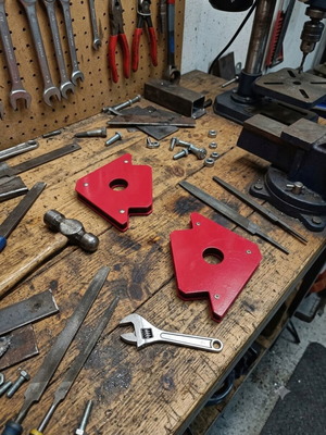 Magnetic Welding Holders Set of 2 like new, red