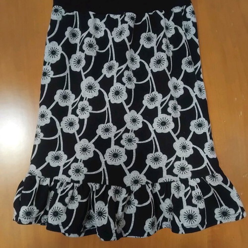 Smash skirt like new, black and white, with ruffle hem