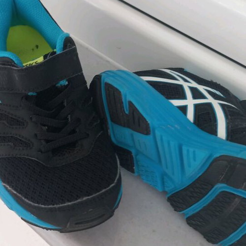 Asics kids athletic shoes like new, size 31