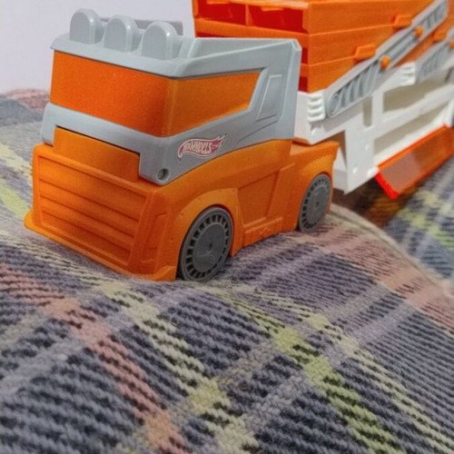 Hot Wheels Six-Level Truck Garage like new