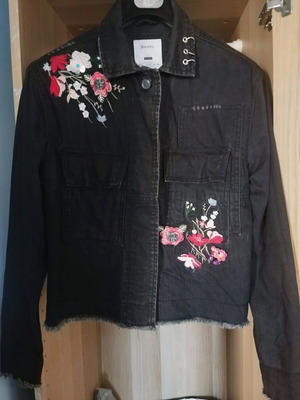 Bershka Floral Rebel Denim Loose Fit μαύρο τζιν τζάκετ σαν καινούργιο