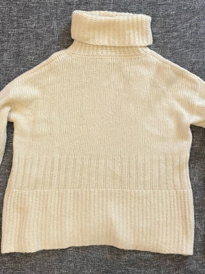Boss alpaca wool sweater 53% like new, size M, white