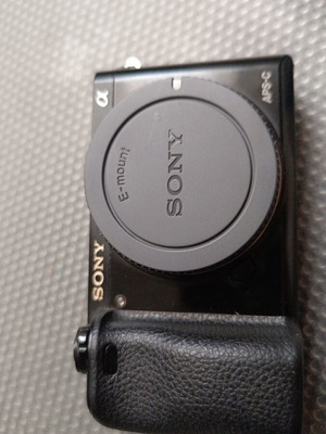 Sony α6000 Mirrorless σώμα με μεταχειρισμένο vintage φακό Hoya HMC 70-150mm f/3.8