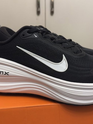 Nike Vomero Plus athletic shoes size 45 new with box black and white
