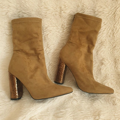 Μποτάκια καφέ από faux suede σαν καινούργια, τακούνι 10 εκ.