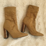 Μποτάκια καφέ από faux suede σαν καινούργια, τακούνι 10 εκ.