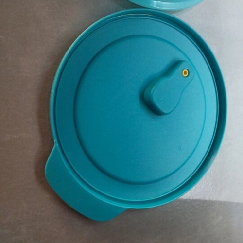 Tupperware medium storage container like new