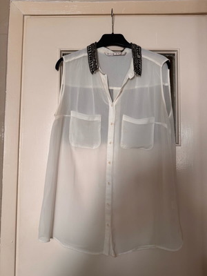 Zara white shirt with embroidery on collar like new, size L