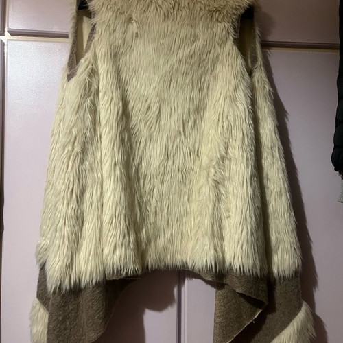 Women's sapio milo vest with ecru fur like new, one size