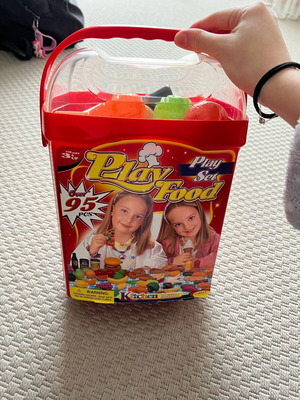 Play food box like new, over 95 pieces, suitable for children