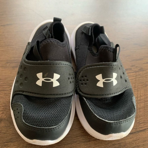 Under Armour kids shoes size 26 like new