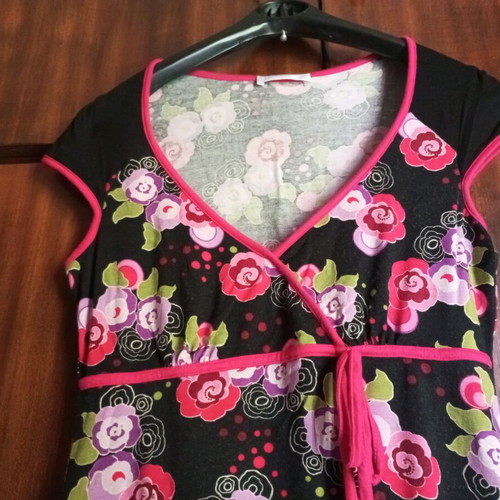 Floral blouse geisha style like new with deep neckline
