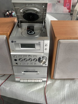 LG στερεοφωνικό σύστημα με CD player, κασετόφωνο και ηχεία