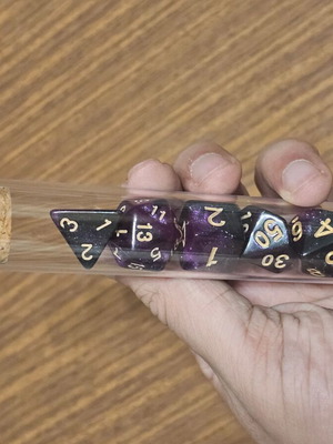 Dice set like new, pack of 7 with flask-shaped case