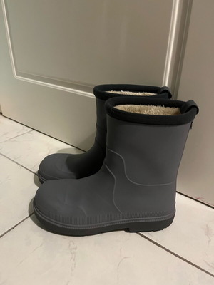 Zara gray galotses like new with fur interior size 35