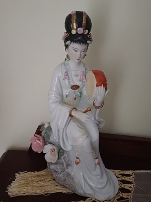 Porcelain Chinese figurine like new, vintage ornament