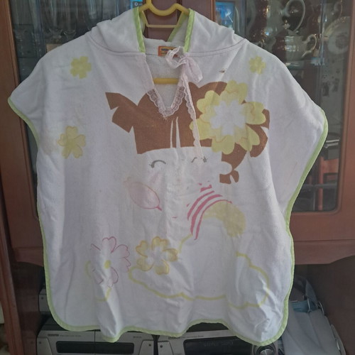 Mayoral children's hooded bathrobe with embroidered flowers like new, pink lace