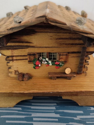 Неработеща дървена музикална кутия във формата на хижа, 12 x 8,5 x 8,5 см