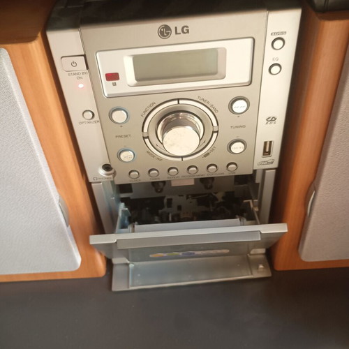 LG LX-M150 Micro Hi-Fi System like new with wooden speakers