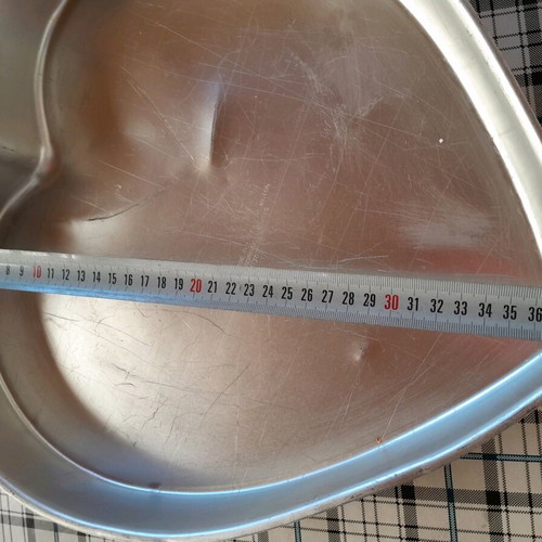 Heart-shaped baking pan like new