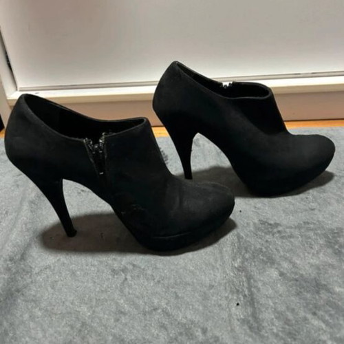 Migato stiletto suede ankle boots size 39 like new, black
