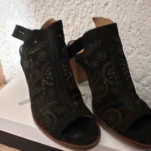 Alpe women's handmade sandals like new, size 41, black