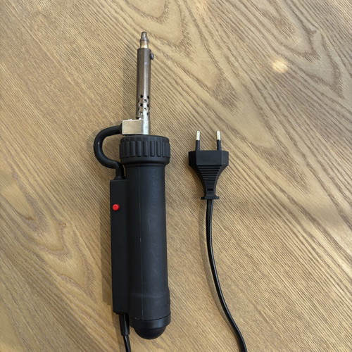 Heated desoldering pump with spare tips