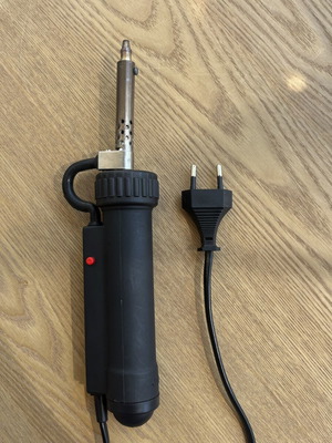 Heated desoldering pump with spare tips
