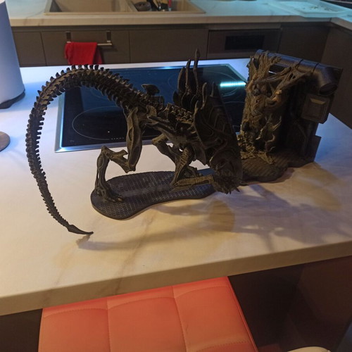 Alien Queen with cocooned terraformer base McFarlane Toys 2003 like new