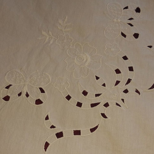 Cutwork linen set like new, 2 placemats 70x80 and 1 tablecloth 163x145