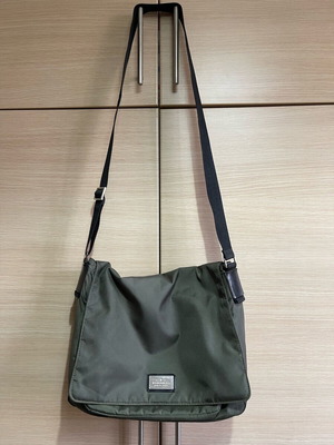 Τσάντα χιαστί Dsquared2 σαν καινούργιο, χακί με μαύρο λεκέ