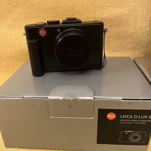 Leica D Lux 5 compact camera with original case and grip