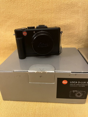 Leica D Lux 5 compact camera with original case and grip