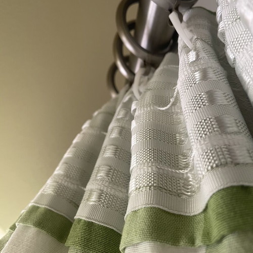 Checkered curtain like new with curtain clips, 2.20m x 1.94m