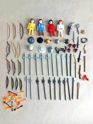 Playmobil μεσαιωνικές φιγούρες και πακέτο εξοπλισμού με μερικές φθορές