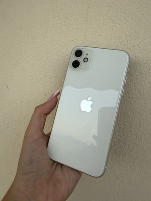 Apple iPhone 11 64GB White smartphone