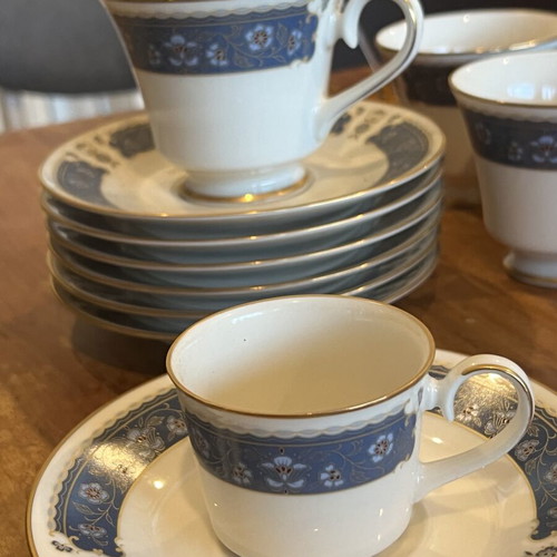 Porcelain dinnerware set with gold trim new, elegant